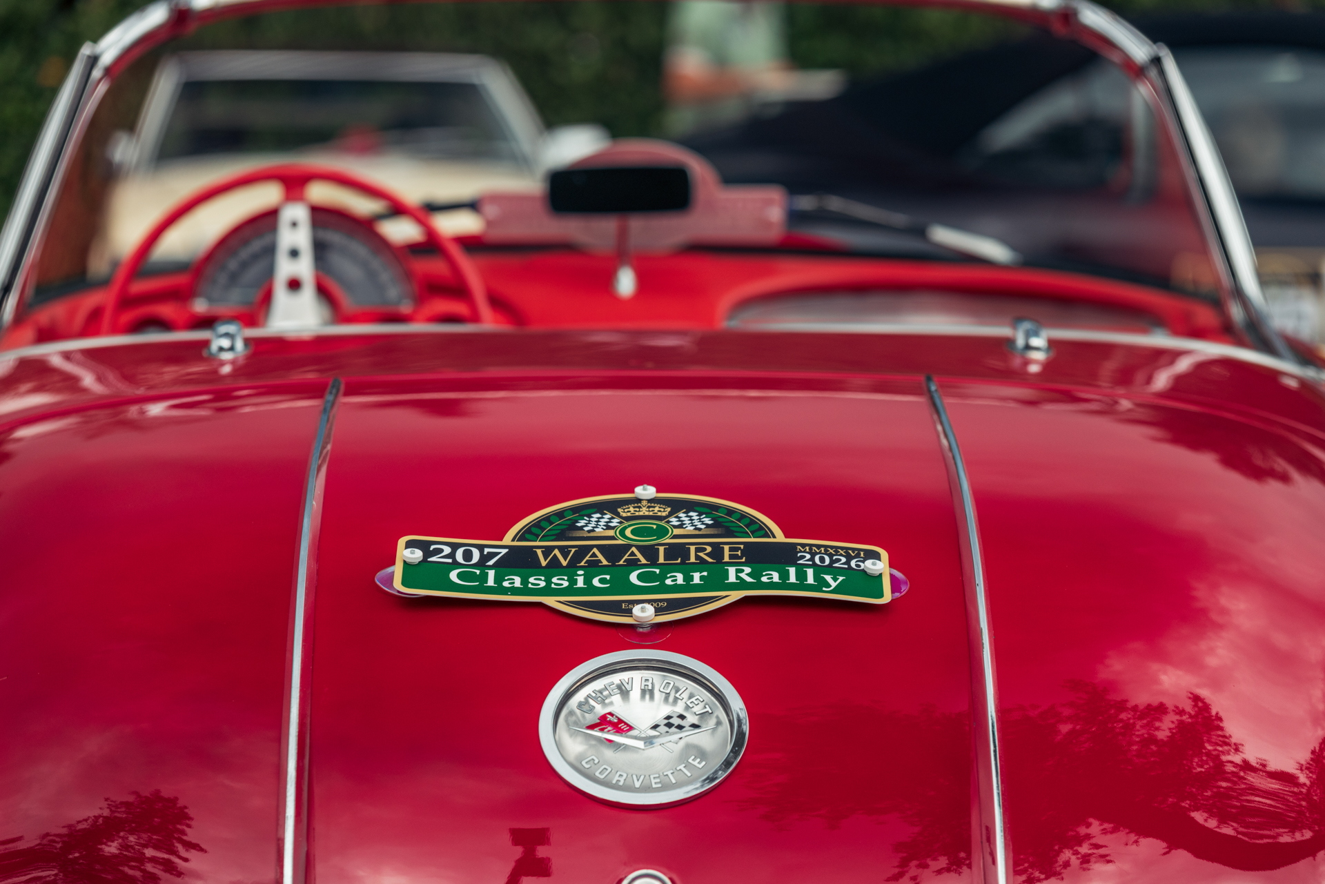 Waalre Classic Car Rally-schild op een Chevrolet Corvette